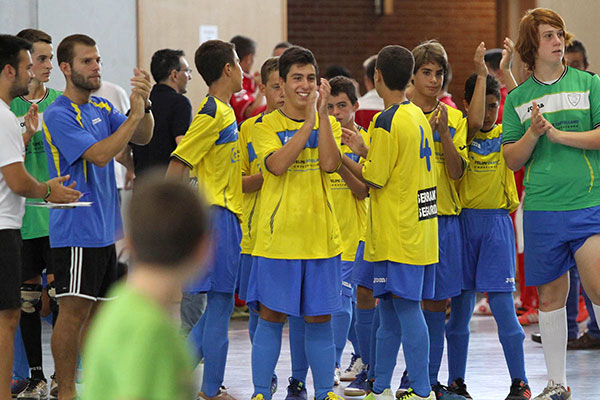El equipo cadete del Cádiz CF Virgili saluda a la afición / Trekant Media