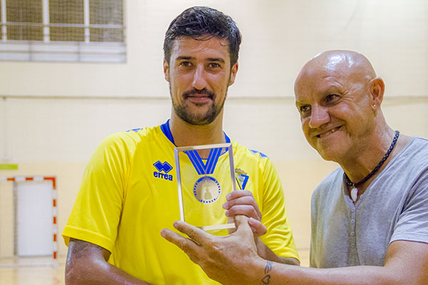Álex Cortés recibe el trofeo de mejor jugador de manos de Salva Armengual / Trekant Media