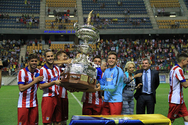 Atlético de Madrid levanta la copa de campeón del 60º Trofeo Ramón de Carranza / Trekant Media