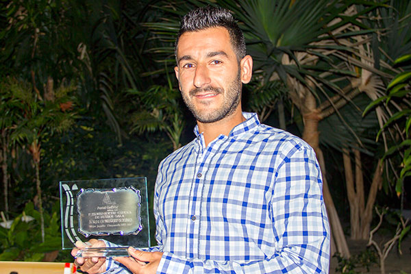 Borja González posa con la placa de ganador del 1º Trofeo Portal Cadista de Fútbol Sala / Trekant Media