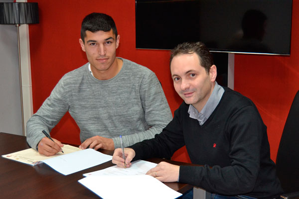 Diego firmando su contrato de cesión con el Granada CF