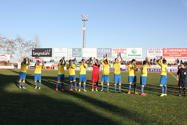 Los jugadores del Cádiz CF saludan antes del inicio del partido contra el CF Villanovense / José Luis Díaz
