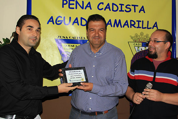 Fernando Arévalo recibe una placa de agradecimiento de la Peña Aguada Amarilla / Trekant Media