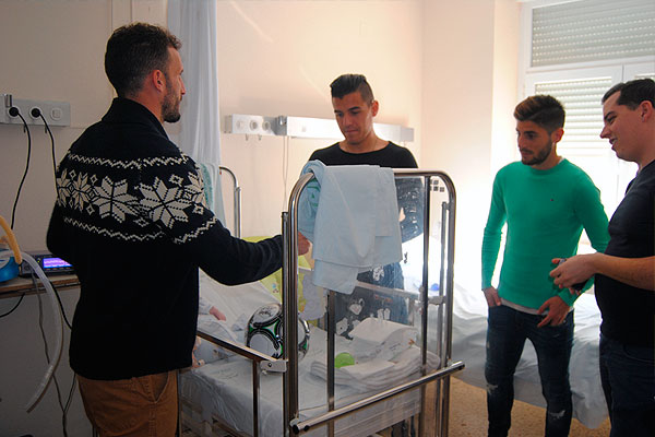 Los jugadores del Cádiz CF, en el Hospital Puerta del Mar / cadizcf.com