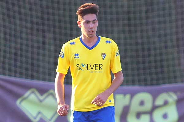 Pepe Castaño, en un amistoso con el primer equipo del Cádiz CF / Trekant Media