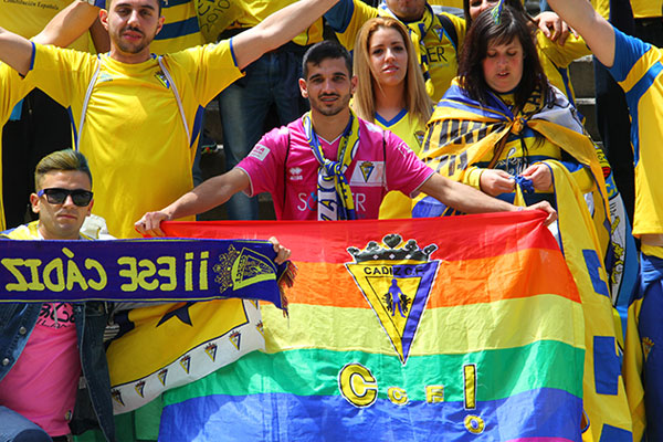 Francis Rivas, con su bandera homosexual cadista / Trekant Media