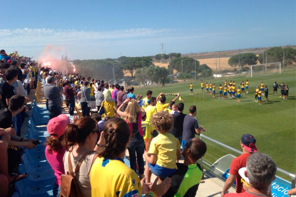 Entrenamiento con público en la Ciudad Deportiva Bahía de Cádiz / Adrián Marín