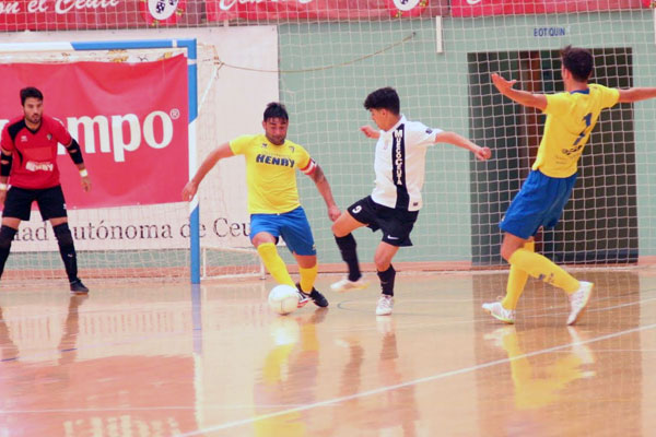 Adri Gaona pugna un balón con un rival ceutí / Futsalsur