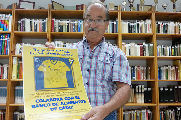 Álvaro López sujeta el cartel de la campaña, diseñado por Línea 6, quien también colabora / Trekant Media