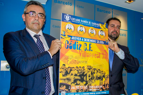 Los consejeros del Cádiz CF muestran el cartel oficial del Cádiz CF - Villarreal CF de Copa del Rey / Trekant Media