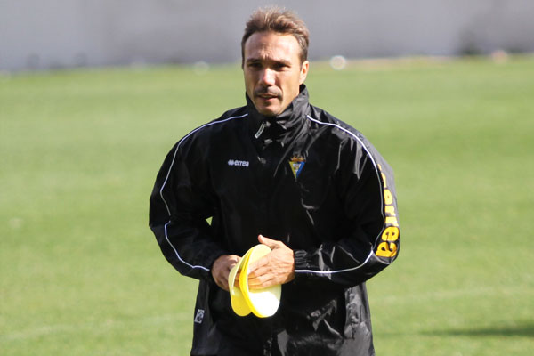 Rodri en su etapa de segundo entrenador del Cádiz CF / Trekant Media