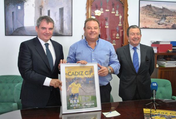 José Luis Núñez, alcalde de Arcos, junto a Manuel Vizcaíno y Miguel Cuesta / cadizcf.com