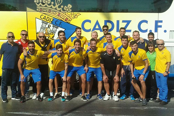 Los jugadores del Cádiz CF Virgili posan con frente al autobús oficial del Cádiz CF