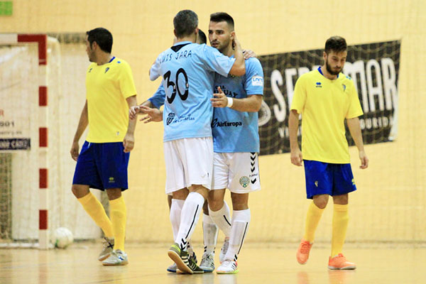 El CD Uruguay Tenerife FS celebra un gol frente al Cádiz CF Virgili / Trekant Media