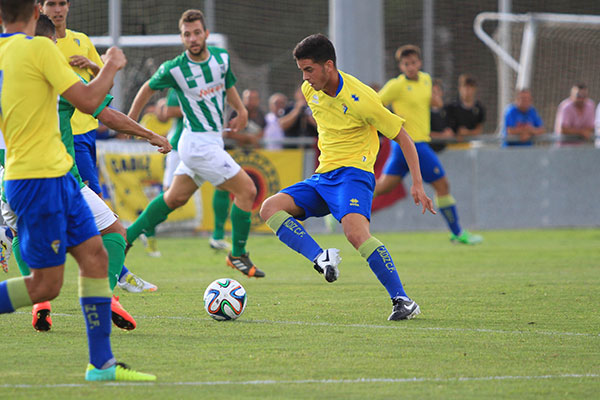 Javi Pérez, durante el Cádiz CF B - Atlético Sanluqueño CF / Trekant Media