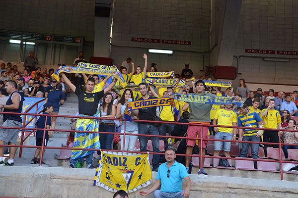 Aficionados cadistas en el estadio de La Condomina de Murcia / cadizcf.com