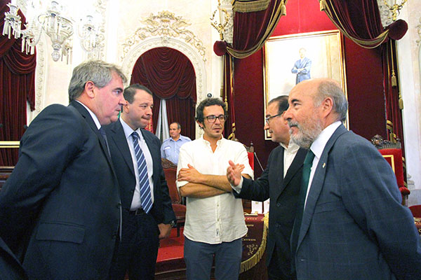 El Alcalde de Cádiz, con los representantes institucionales de los equipos participantes en el 61º Trofeo Ramón de Carranza / Trekant Media
