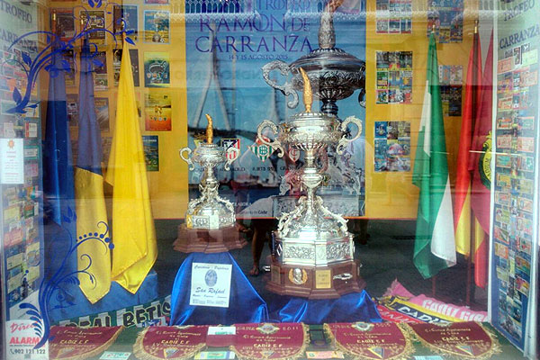 Copas del 61º Trofeo Ramón de Carranza, en el escaparate de la Copistería San Rafael