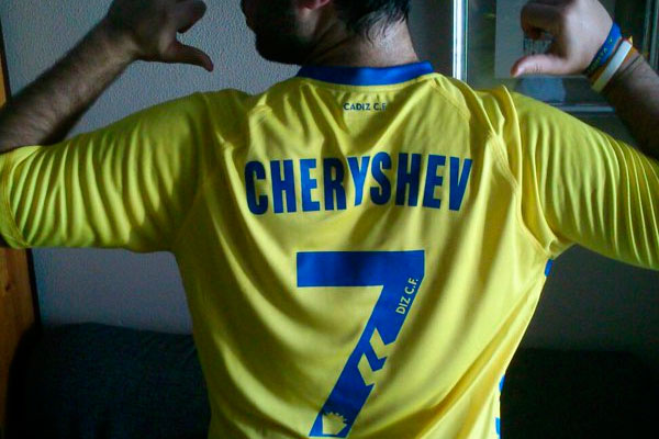 Aficionado con la camiseta del Cádiz CF y en nombre de Cheryshev / Twitter @albertocadizcf
