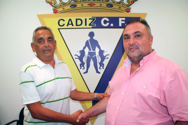 Pablo Isorna con Carlos Contreras, en la firma del acuerdo de filialidad / Cádiz CF Virgili
