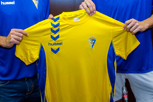 El Cadiz CF lucira equipaciones provisionales Hummel durante la pretemporada