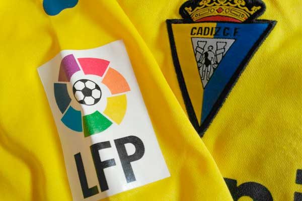 desierto cebra batalla Vuelven el parche de la LFP, los nombres y los dorsales fijos a las  camisetas del Cádiz CF