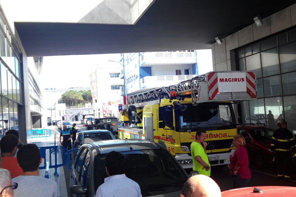 Bomberos en el estadio Ramón de Carranza / María Rey - portalcadista.com