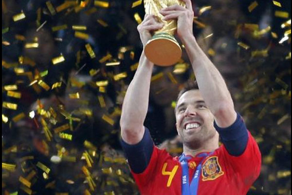 Carlos Marchena, con el Mundial de Fútbol ganado por España en Sudáfrica 2010