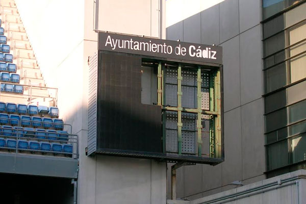Retirada de los videomarcadores del estadio Ramón de Carranza / Ayuntamiento de Cádiz