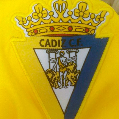 Escudo semi-bordado en las camisetas del Cádiz CF que se venden / Antonio Pereira