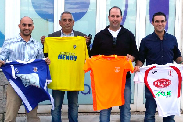 Pablo Isorna con los representantes de los demás clubes de fútbol sala