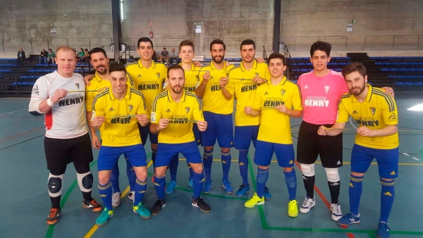 El Cádiz CF Virgili muestras las pulseras 'Todos con Pompe' 