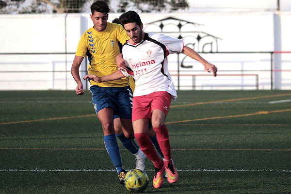 Amistoso entre el Chiclana Industrial CF senior y el Cádiz CF Juvenil / Miguel A. Rodríguez - portalindustrialista.com