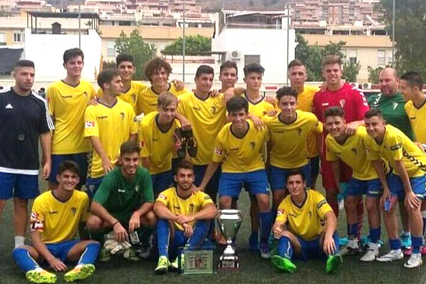 El Balón de Cádiz Juvenil celebra la copa del torneo memorial conseguida