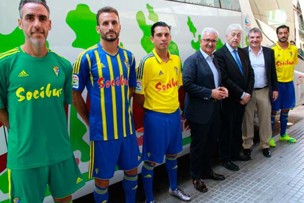 Jugadores posando junto a un vehículo de Socibus / Trekant Media