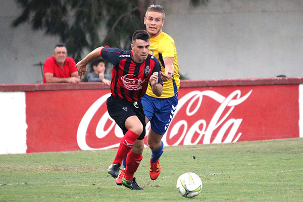 El Balón de Cádiz CF contra el Chiclana Industrial CF, en el Trofeo de la Vendimia / Miguel A. Rodríguez - portalindustrialista.com