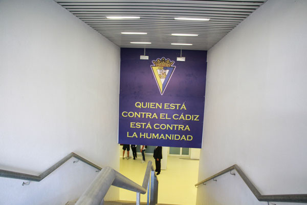 Frase en el túnel de vestuarios del estadio Ramón de Carranza / Trekant Media