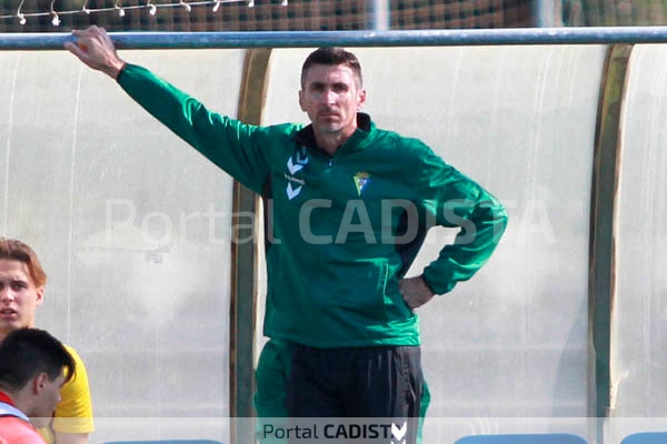 Moisés Arteaga, con el Balón de Cádiz CF / Trekant Media