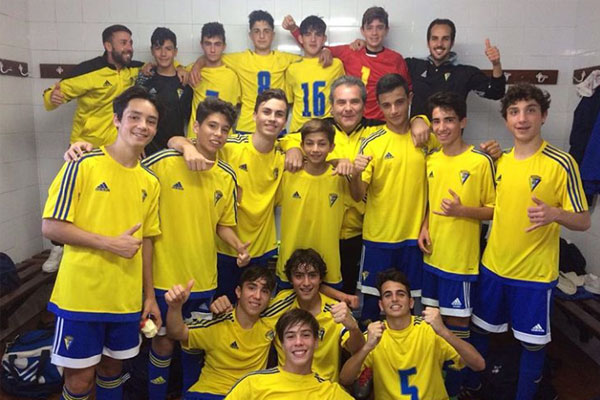 El Balón de Cádiz CF Cadete B celebra la victoria en vestuario