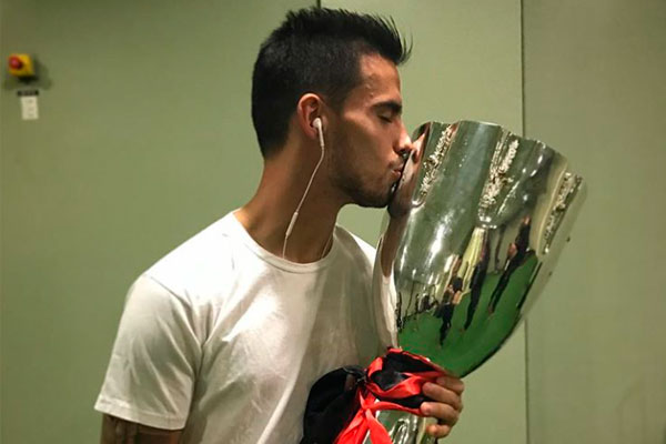 Suso besa la Supercopa italiana / Instagram