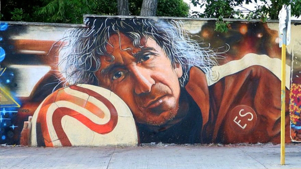 Pintura mural en graffiti de Mágico González en Cancún (México)
