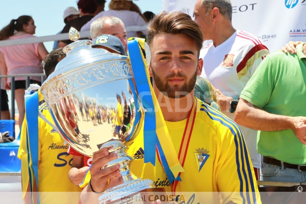 Pablo Iglesias levantando la copa de campeón de España con el Cádiz CF Sotelo / Trekant Media