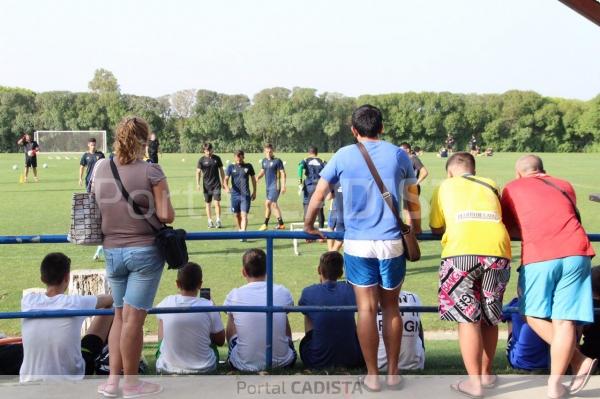 Aficionados viendo el entrenamiento del Cádiz en Chiclana