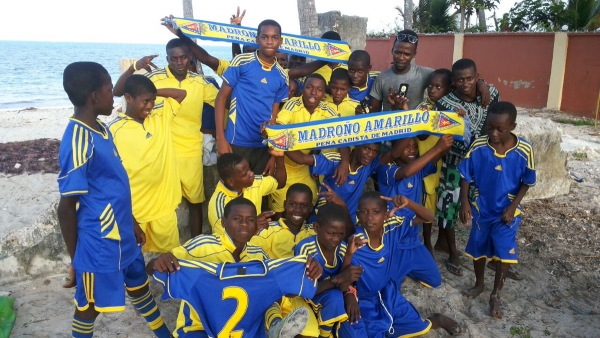 Niños de Tanzania con camisetas del Cádiz CF / Peña Cadista Madroño Amarillo