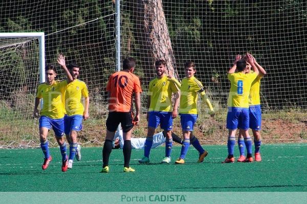 El Balón de Cádiz CF celebra un gol ante la UD Tesorillo / Miguel A. Rodríguez - portalindustrialista.com