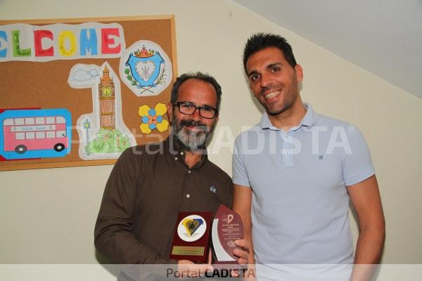 Álvaro Cervera y Roberto Perera, con los premios del colegio Amor de Dios / Trekant Media