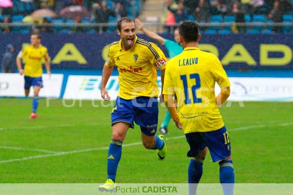 Gorka Santamaría celebra un gol con el Cádiz CF / Trekant Media