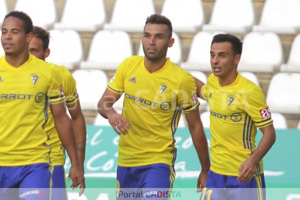 David Barral celebra su primer gol oficial con el Cádiz CF, en Córdoba / Trekant Media