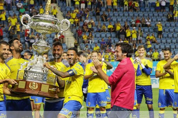 José María González entrega la copa de campeón del Trofeo Carranza a la UD Las Palmas / Trekant Media