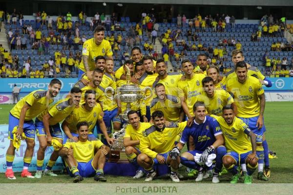 La UD Las Palmas, con la copa de campeón del 63º Trofeo Ramón de Carranza / Trekant Media